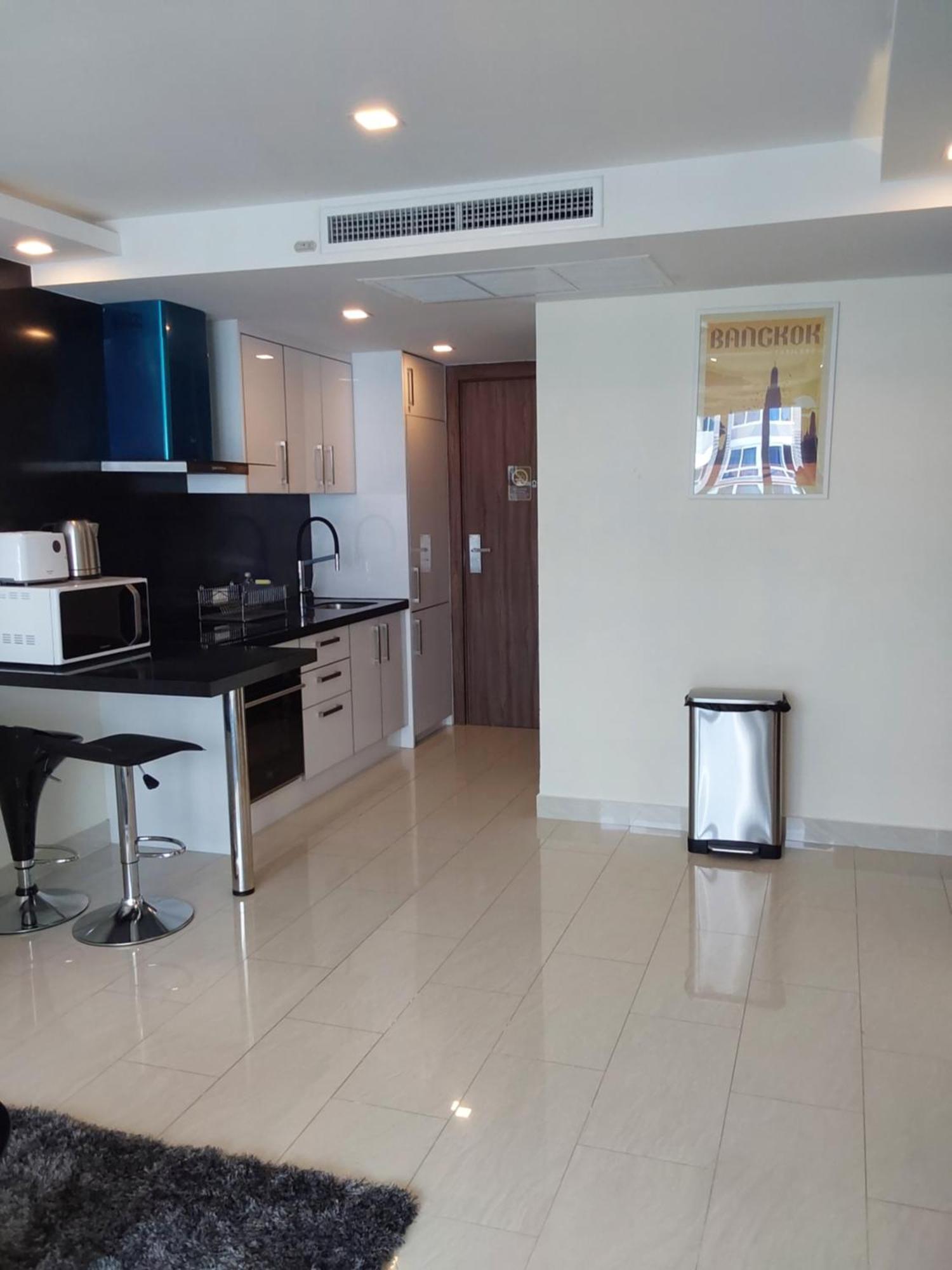 Apartemen Grand Avenue, 2 Bed-/ 2 Bathroom, 70 Sqm, Pool View