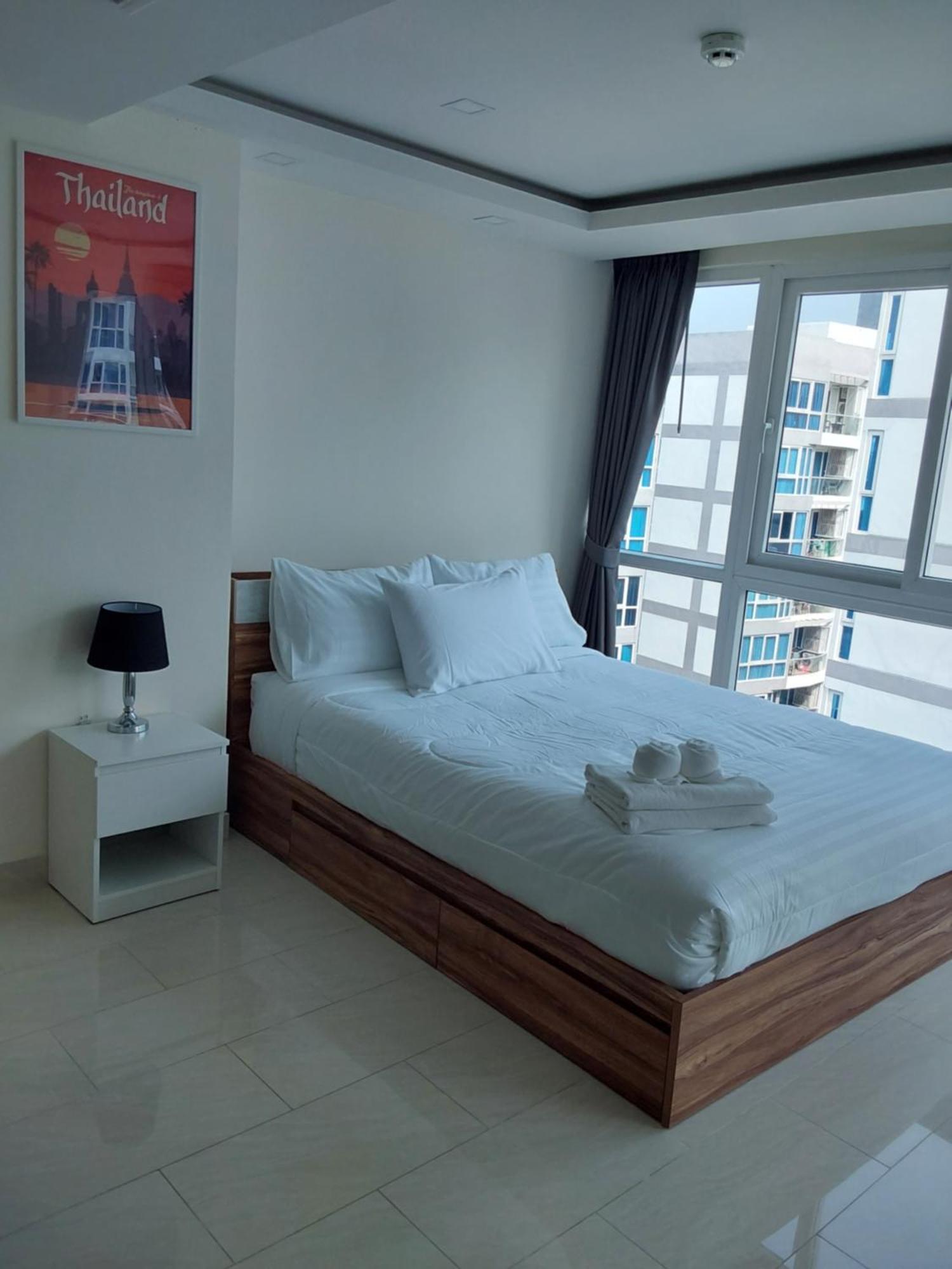 Apartemen Grand Avenue, 2 Bed-/ 2 Bathroom, 70 Sqm, Pool View *