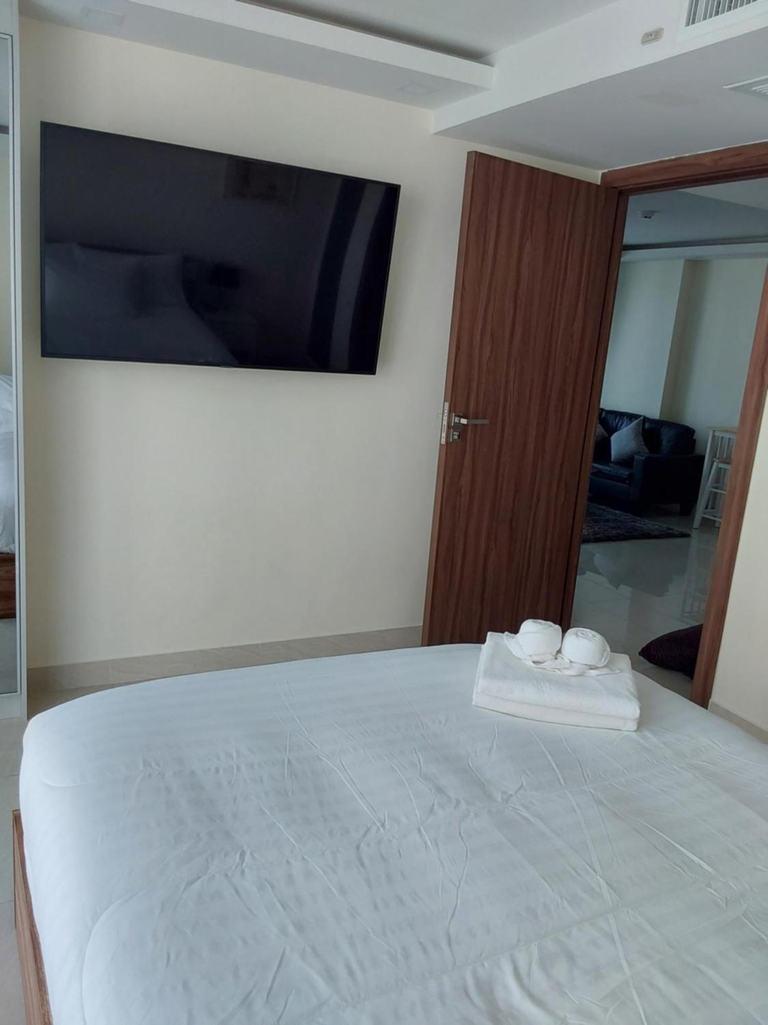 Apartemen Grand Avenue, 2 Bed-/ 2 Bathroom, 70 Sqm, Pool View